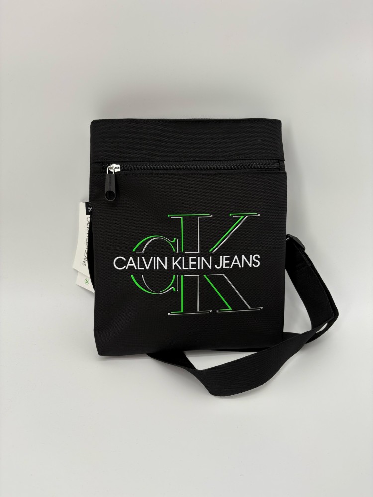 Riñonera negra Calvin Klein con doble bolsillo
