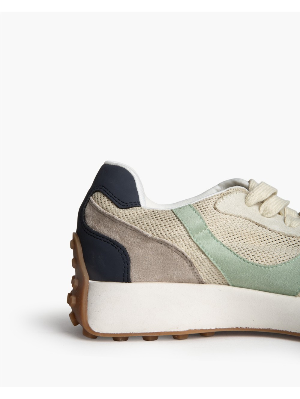 Zapatillas Corina M6070 con rejilla transpirable, suela dentada.