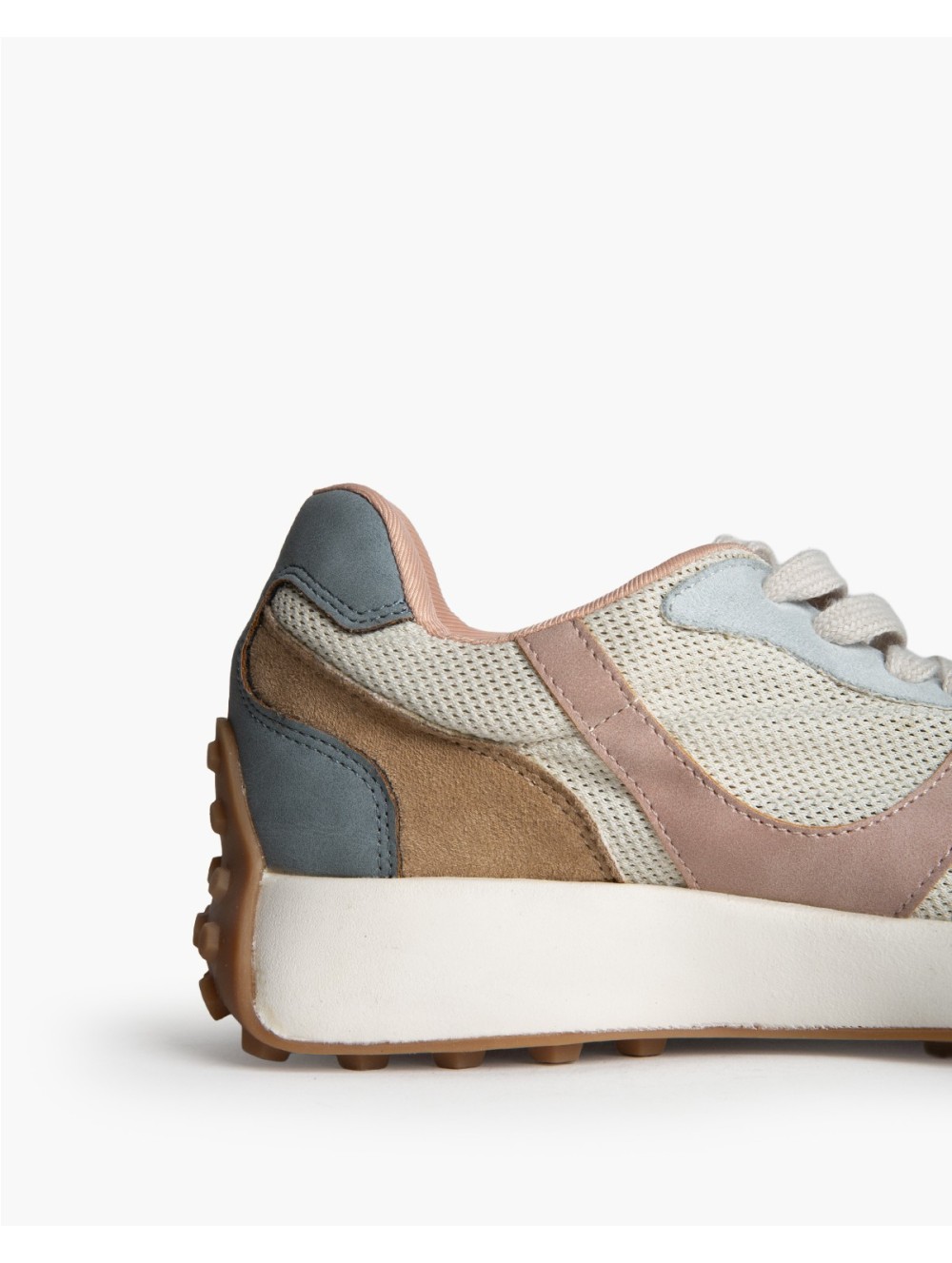 Zapatillas Corina M6070 con rejilla transpirable, suela dentada.