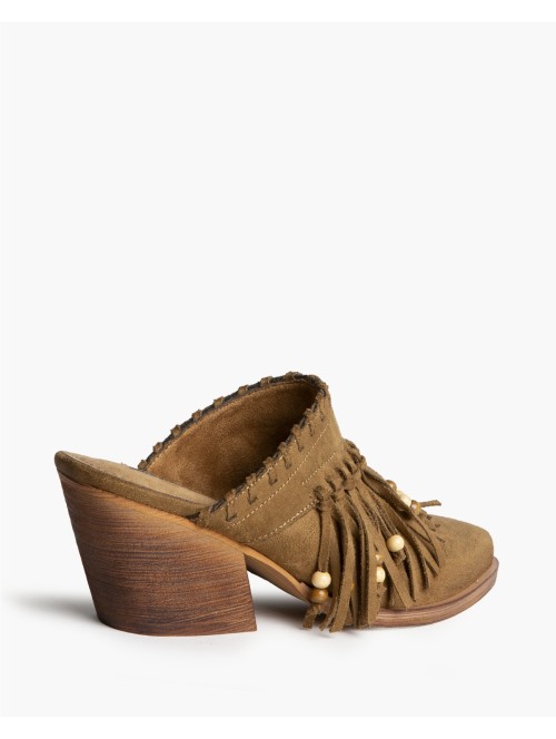 Corina M6001 zuecos con flecos y tacón medio