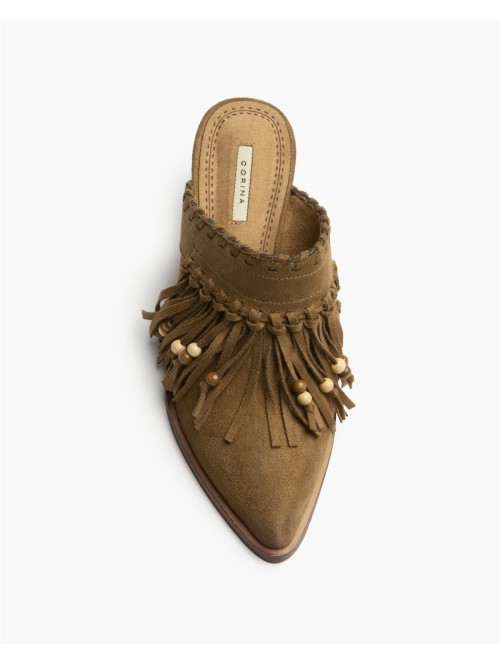 Corina M6001 zuecos con flecos y tacón medio