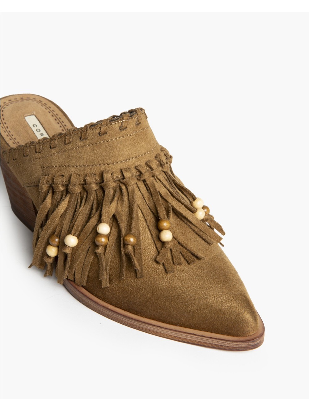 Corina M6001 zuecos con flecos y tacón medio