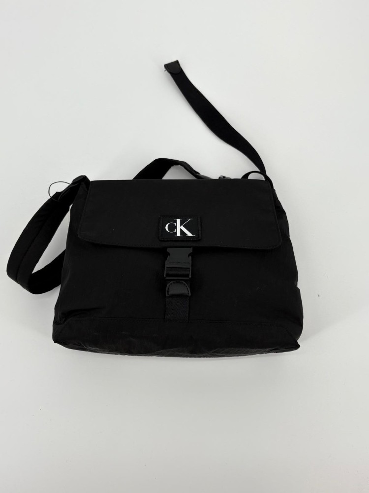 Bolso Calvin Klein de color negro con monograma en blanco