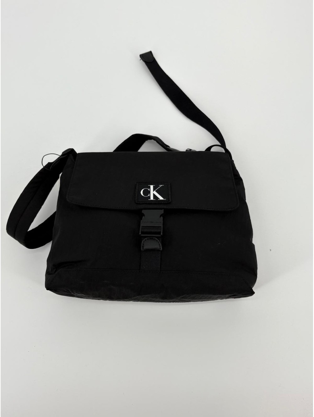 Bolso Calvin Klein de color negro con monograma en blanco