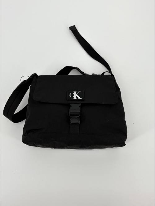 Bolso Calvin Klein de color negro con monograma en blanco