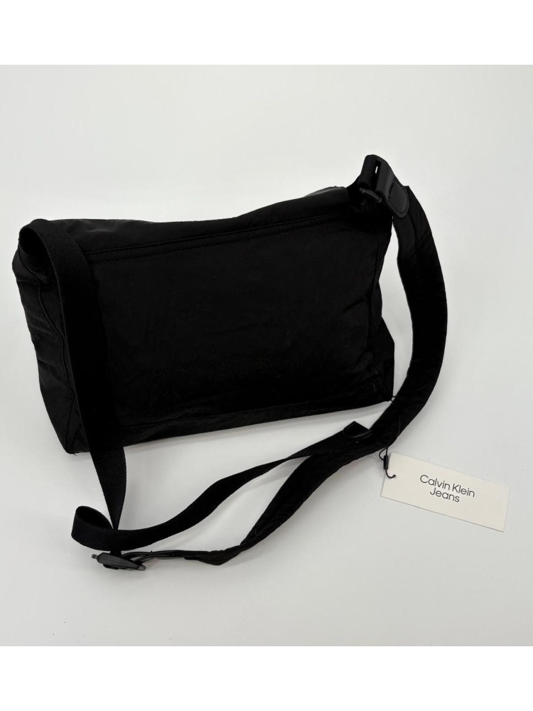 Bolso Calvin Klein de color negro con monograma en blanco 2