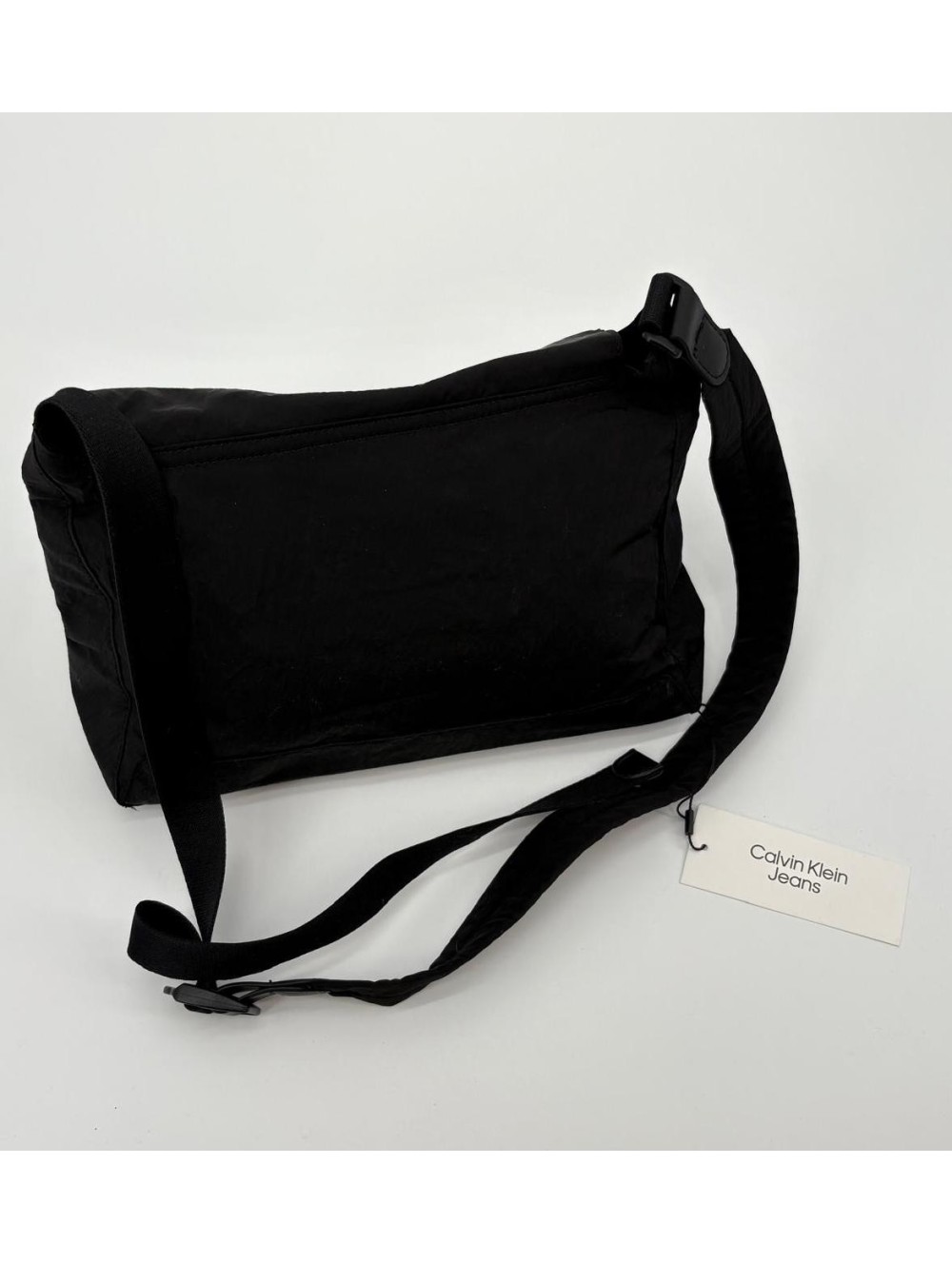 Bolso Calvin Klein de color negro con monograma en blanco
