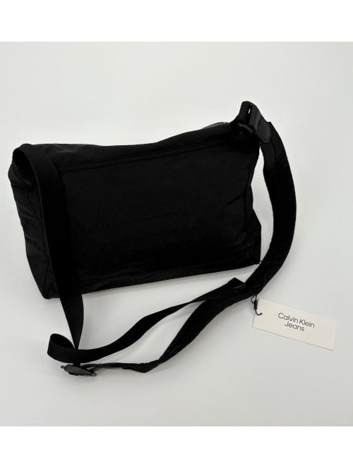 Bolso Calvin Klein de color negro con monograma en blanco