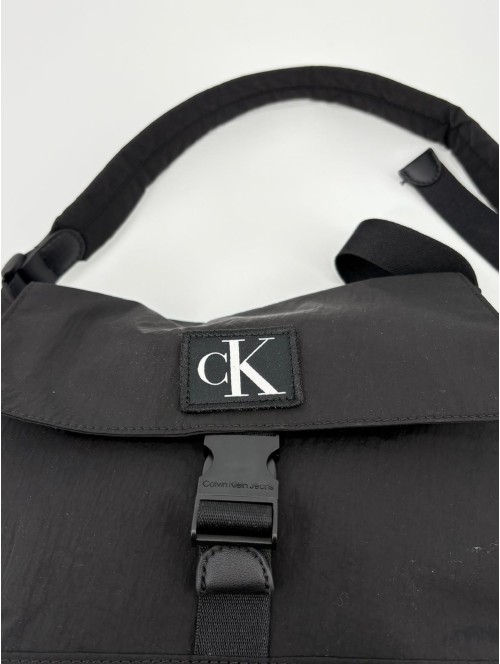 Bolso Calvin Klein de color negro con monograma en blanco